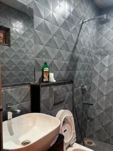 a bathroom with a white toilet and a sink at Kamlkash niwas homestay in Rishīkesh