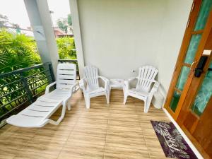 カオラックにあるKhaoLak Chill Outのバルコニー(白い椅子3脚付)