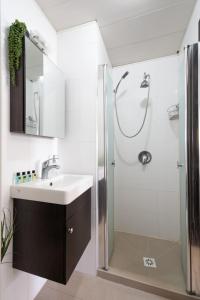 a bathroom with a sink and a shower at Yaffo apartament in Jerusalem