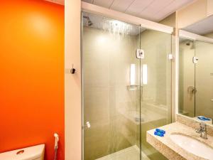 een badkamer met een glazen douche en een toilet bij ibis budget Recife Jaboatão in Recife