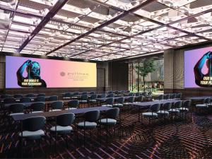 una sala de conferencias con filas de mesas y sillas en Pullman Singapore Orchard, en Singapur 120 fotos más