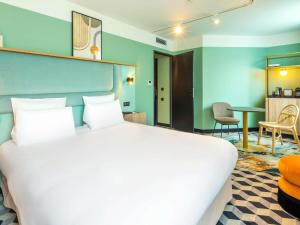 Postel nebo postele na pokoji v ubytování Le Splendid Hotel Lac D'Annecy - Handwritten Collection