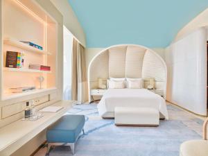 ドーハにあるFairmont Dohaの大きな白いベッドと椅子のある寝室 +140枚の写真