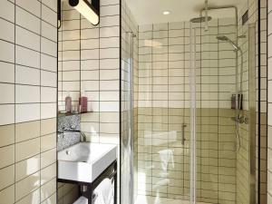 Koupelna v ubytování TRIBE London Canary Wharf + 103 fotografií