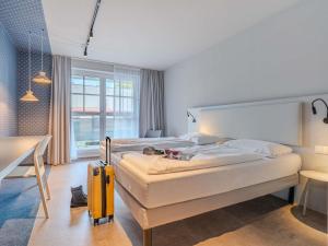 グラーツにあるibis Styles Graz Messeのホテルルーム(ベッド1台、黄色のスーツケース付) +85枚の写真