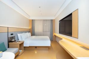 Ένα ή περισσότερα κρεβάτια σε δωμάτιο στο JI Hotel Shanghai Houtan Subway Station +31 φωτογραφίες