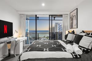 Un dormitorio con una cama con vista al mar. en Vogue Circle on Cavill with Stunning Ocean Views - Social media ready!, en Gold Coast 26 fotos más