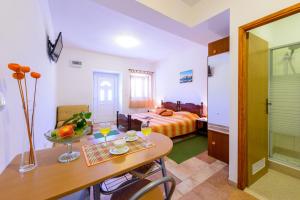 Postel nebo postele na pokoji v ubytování Fisherman's Guest house Galeb