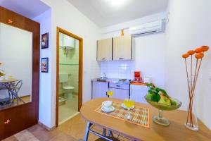 Kuchyň nebo kuchyňský kout v ubytování Fisherman's Guest house Galeb