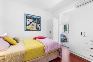 Ένα ή περισσότερα κρεβάτια σε δωμάτιο στο Serenity - A Short Walk To Beach