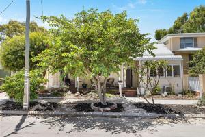 Κήπος έξω από το Serenity - A Short Walk To Beach