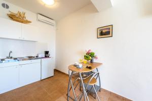 Kuchyň nebo kuchyňský kout v ubytování Fisherman's Guest house Galeb