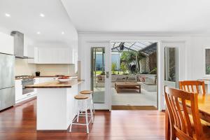 Η κουζίνα ή μικρή κουζίνα στο Serenity - A Short Walk To Beach