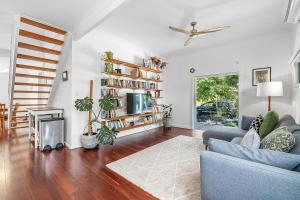 Χώρος καθιστικού στο Serenity - A Short Walk To Beach