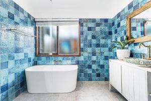 Ένα μπάνιο στο Serenity - A Short Walk To Beach +20 φωτογραφίες