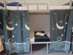 Ένα ή περισσότερα κρεβάτια σε δωμάτιο στο Happy Beach Hostel KOH LANTA