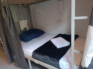 Ένα ή περισσότερα κρεβάτια σε δωμάτιο στο Happy Beach Hostel KOH LANTA