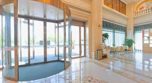 een lobby met een grote glazen deur in een gebouw bij Vienna Hotel Jiangxi Yongxin Shizheng Square in Yongxin
