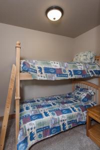 um quarto com dois beliches e uma mesa em Family-Friendly Cabin Rental with Mountain Vistas near West Glacier, Montana em West Glacier