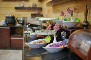 una cocina con tazones y platos de comida en una barra en Corner View Hotel, en Wadi Musa