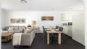 Η κουζίνα ή μικρή κουζίνα στο Oaks Pacific Blue Pool spa more in complex