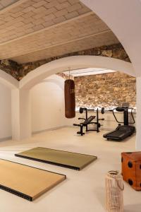 PalazzoneにあるGodiluvaのレンガの壁からサンドバッグがぶら下がっているジム