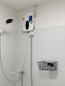 una ducha en un baño con secador de pelo en GO INN Siriraj Wang Lang - โก อินน์ ศิริราช ตลาดวังหลัง Pro, en Bangkok Noi