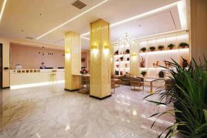 Un vestíbulo de un salón con un mostrador y sillas. en GreenTree Inn Luoyang Henan University of Science and Technology, en Luoyang