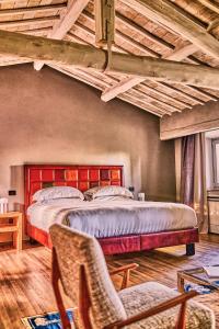 PalazzoneにあるGodiluvaの赤いヘッドボードが付いた大きなベッドのある寝室 +60枚の写真