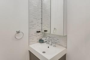 Koupelna v ubytování Luxury guest suite in Los Angeles + 15 fotografií