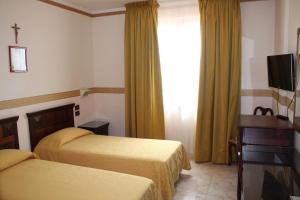 Łóżko lub łóżka w pokoju w obiekcie Grand Hotel degli Angeli