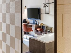 Un televizor și/sau centru de divertisment la Mercure Namur Hotel