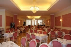 sala bankietowa ze stołami i krzesłami oraz żyrandolem w obiekcie Grand Hotel degli Angeli w mieście San Giovanni Rotondo +37 zdjęć