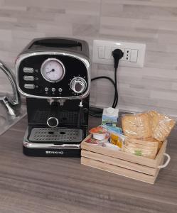 een zwarte blender bovenop een aanrecht bij Al Borgo in Riano +17 foto's