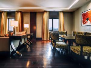 ボロヴォエにあるリクソス バラボエのデスク、椅子、窓が備わる客室です。