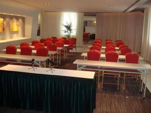 a conference room with red chairs and white tables and red chairs at Jinjiang Inn Shenyang Northeastern University in Shenyang