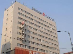 a building with a sign on the side of it at Jinjiang Inn Shenyang Northeastern University in Shenyang