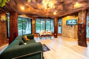 TV a/nebo společenská místnost v ubytování 19 Degrees Resort