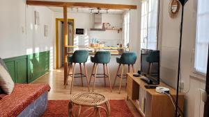 TV a/nebo společenská místnost v ubytování Échappée Urbaine Rouennaise - Hypercentre - Gare Rive Gauche