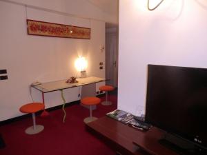 A television and/or entertainment centre at Hotel Ristorante al Gabbiano