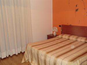 A bed or beds in a room at Hotel Ristorante al Gabbiano