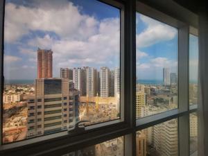 Nespecifikovaný výhled na destinaci Adžmán nebo výhled na město při pohledu z apartmánu