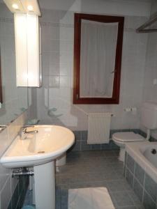 A bathroom at Hotel Ristorante al Gabbiano