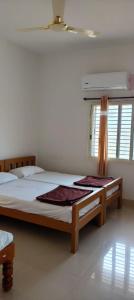 Serene Homestay في بادامي: غرفة نوم بها سرير كبير في الغرفة