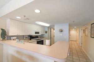 Η κουζίνα ή μικρή κουζίνα στο Tybee Summer Winds 523 Condo