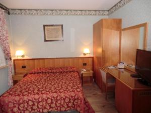 A bed or beds in a room at Hotel Ristorante al Gabbiano