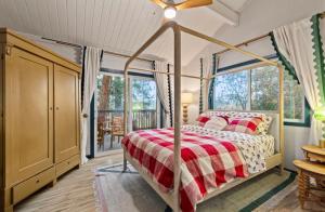 Кровать или кровати в номере Yosemite winter getaway w lake, golf, horses, pool +41 фотография