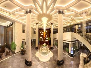 a lobby with a fountain in the middle of a building at Yuncheng Jianguo Hotel in Yuncheng +221 photos