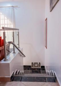 Stylish 3-BR Apt in Chuna, Kitengela في Athi River: مطبخ مع حوض وصنبور