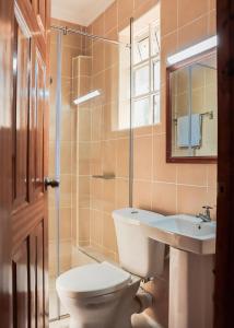 Stylish 3-BR Apt in Chuna, Kitengela في Athi River: حمام مع مرحاض ومغسلة +40 صورة